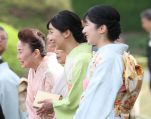 愛子さま＆佳子さま　振袖の乱れも気にされず…園遊会で見せられた強風をものともしない“おもてなし”