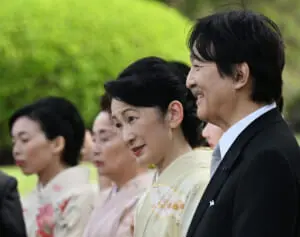 春の園遊会　天皇皇后両陛下が“大人気”の裏で…秋篠宮ご夫妻のルートが“閑散”としてしまったワケ