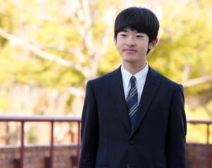 「笑顔素敵すぎる」悠仁さま　入学式で見せられた“普通の学生生活”にSNSから祝福の声…隣の学生と談笑、新歓ビラも大量に受け取られ