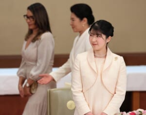 佳子さまはスパンコール×チョーカー、愛子さまは桜色…女性皇族の華やか“ドレス”アルバム