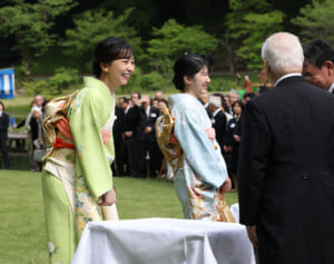 「御二人とも素敵な笑顔」愛子さま＆佳子さま　園遊会での“振り袖ツーショット”にあがる歓喜の声