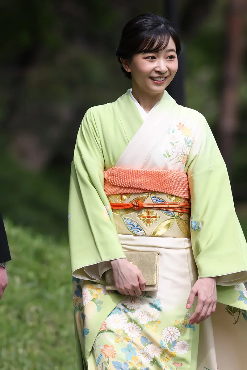 画像・写真4枚目】「お美しすぎます」佳子さま 園遊会での若草色の着物