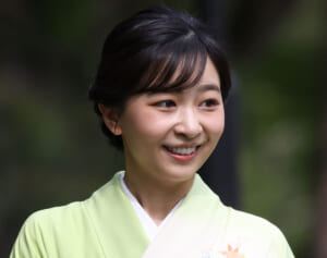 佳子さま　同じ目線まで腰をかがめられ…園遊会で車椅子の招待客に見せられた「細やかな心遣い」