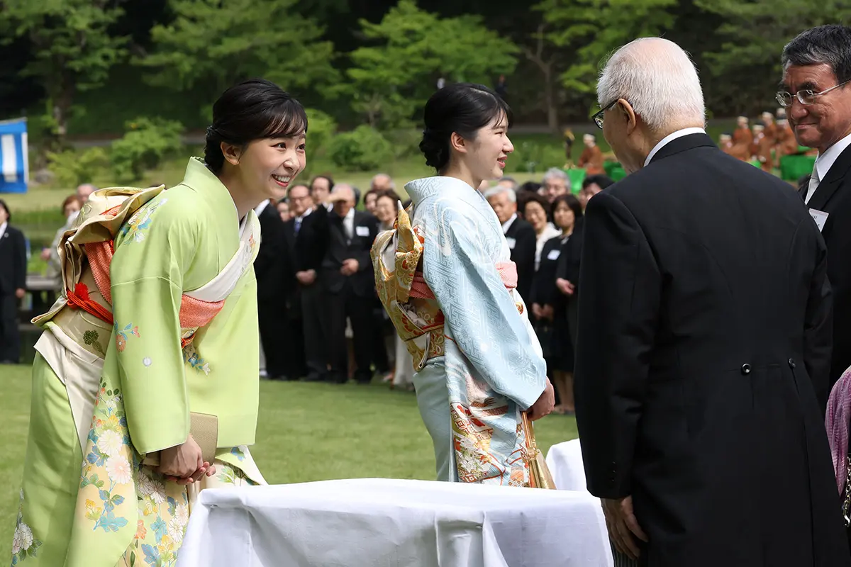 画像・写真9枚目】「お美しすぎます」佳子さま 園遊会での若草色の着物