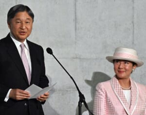 雅子さま　硫黄島→万博→園遊会の前例なき過密日程…支えられる天皇陛下の「細やかなサポート」