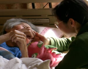 「終末期の高齢者を、一晩中抱きしめて…」日本初の“看取り士”が生まれるまで