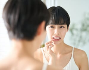 りんご、桃を食べるとイガイガ…花粉症で誘発される「食物アレルギー」に注意！医師が解説