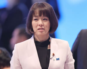 杉田水脈氏“慰霊碑”に覆いかぶさって記念撮影に「違和感を感じざるを得ない」とネットで波紋