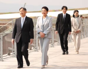 55年ぶりにご兄弟でご訪問…天皇陛下　万博ご視察の“案内役”は秋篠宮さま