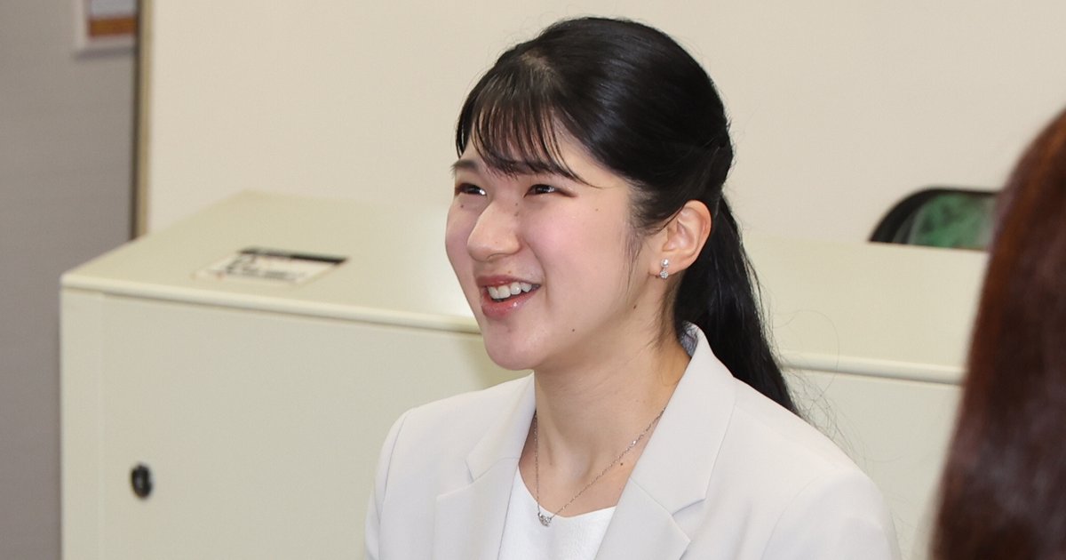 あいこ様確認ページ 愛子さま 1日目はグレーのパンツスーツ、入居者の目線までしゃがまれて