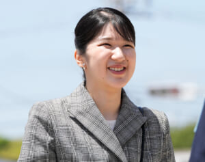 《小物にまでご配慮を》愛子さま　初の被災地ご訪問でお持ちのバッグの「お値段」