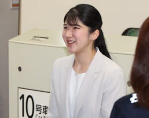 愛子さま　1日目はグレーのパンツスーツ、入居者の目線までしゃがまれての懇談…初の能登ご訪問で見せられた“雅子さま流”の姿勢