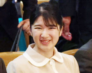 「初めて拝見しました」「知的で素敵」愛子さま　お忍びコンサートで報じられたメガネ姿にSNS歓喜！