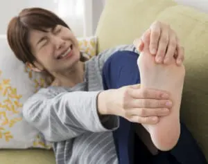 《足裏が痛い》「足底腱膜炎」は放置厳禁！かかとの骨が変形する場合も…対処法＆予防法は？