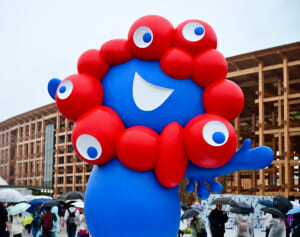 「かなり手慣れてる」「手癖悪すぎる」大阪万博でミャクミャク盗難…犯行の瞬間捉えた映像に広がる衝撃