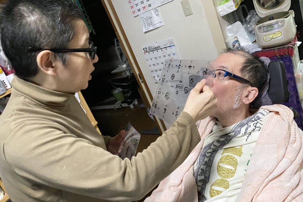 全身まひになった夫と妻・高倉美恵さん（59）が「文字盤会話」で紡いだ毒舌大ゲンカ“10年の絆”