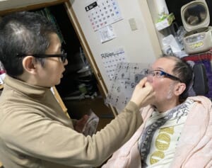 全身まひになった夫と妻・高倉美恵さん（59）が「文字盤会話」で紡いだ毒舌大ゲンカ“10年の絆”