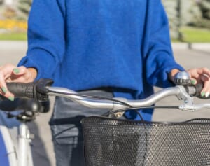 ベル鳴らしで3000円、歩道走行で6000円の反則金！自転車でやりがちな“NG行為”16