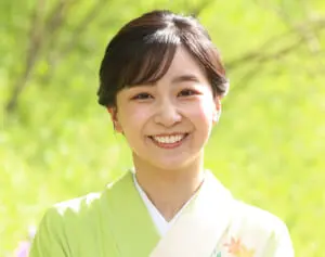 佳子さまの“おひとりだけ扇子なし”はNG!?︎ ファッションライターが指摘する園遊会での「気になる着付け」