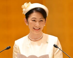 紀子さま　秋篠宮さまと“激レア”なリンクコーデを…五輪結団式で踏襲された「天皇家スタイル」