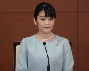 眞子さん　“ゆったりシルエット”コートに仕事もセーブ…極秘出産までに囁かれていた“前兆”