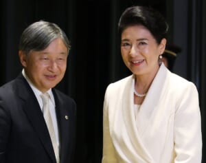 《ご自身の体調不安を押してまで》雅子さま 表敬ラッシュの天皇陛下を癒やされた“サプライズ同席”