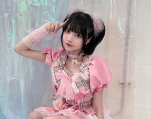 「非常識」と物議…人気アイドル（27）　化粧品テスター“顔面直塗り”で論争勃発→母親に叱られ反省