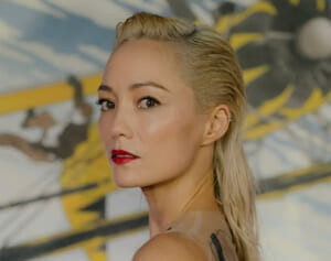 「刺激が強い」都庁に降臨！ミッション・インポッシブル女優の大胆ドレスにファン悶絶