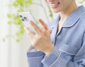 検索、SNSをフォロー…シニアのスマホ利用が認知症リスクを減らす!?専門医が推奨する「脳が喜ぶ活用法」