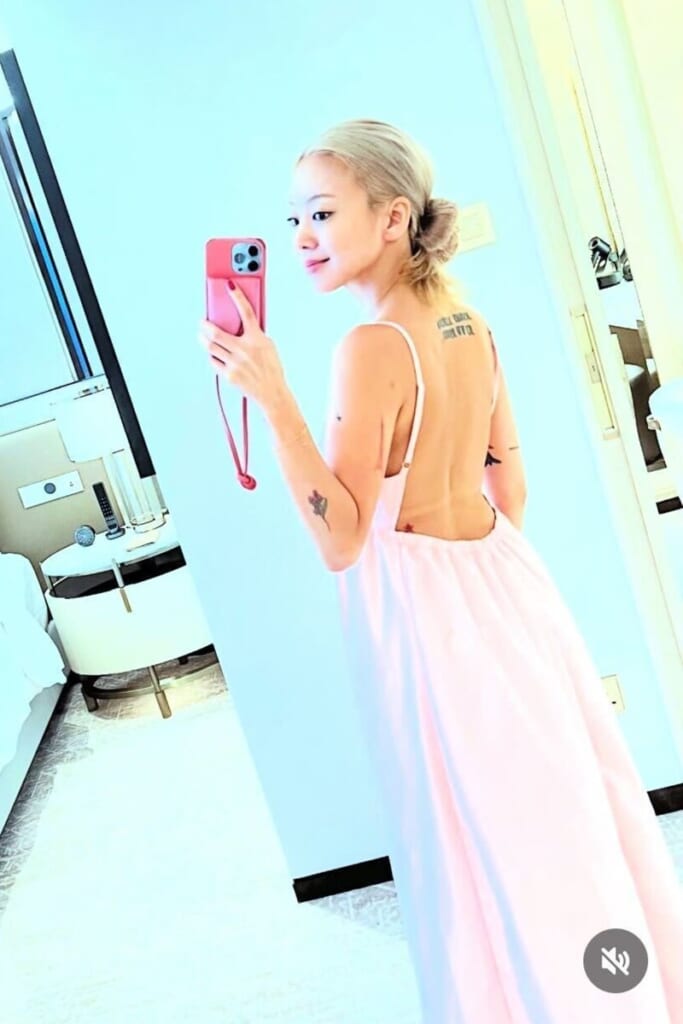 「威圧感しかない」“元おはガール”タレント（39）　大手寿司チェーン店でのタトゥー“まる出し”姿が物議