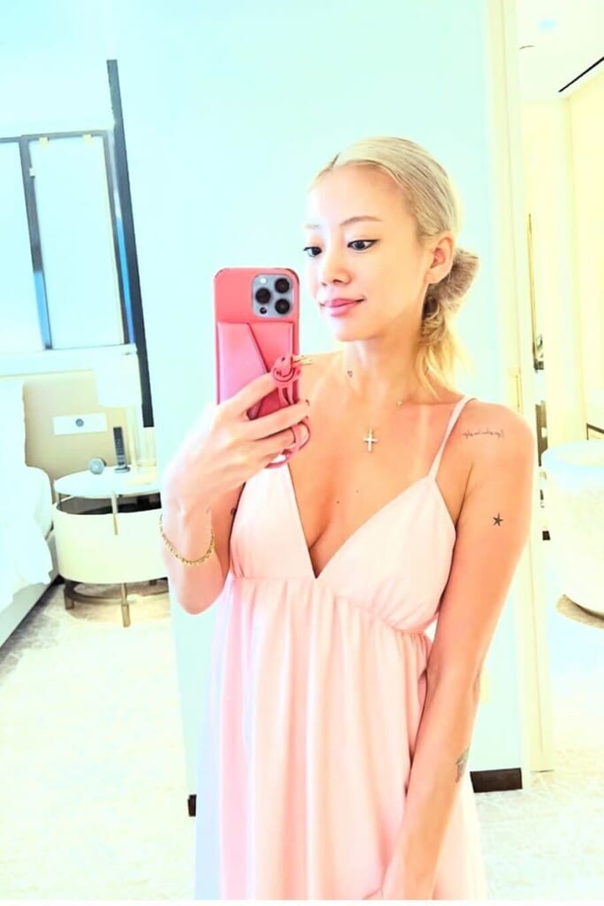 「威圧感しかない」“元おはガール”タレント（39）　大手寿司チェーン店でのタトゥー“まる出し”姿が物議