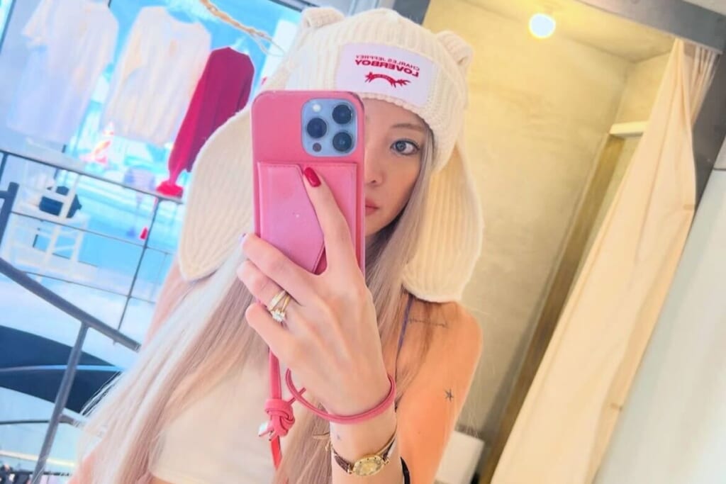 「威圧感しかない」“元おはガール”タレント（39）　大手寿司チェーン店でのタトゥー“まる出し”姿が物議