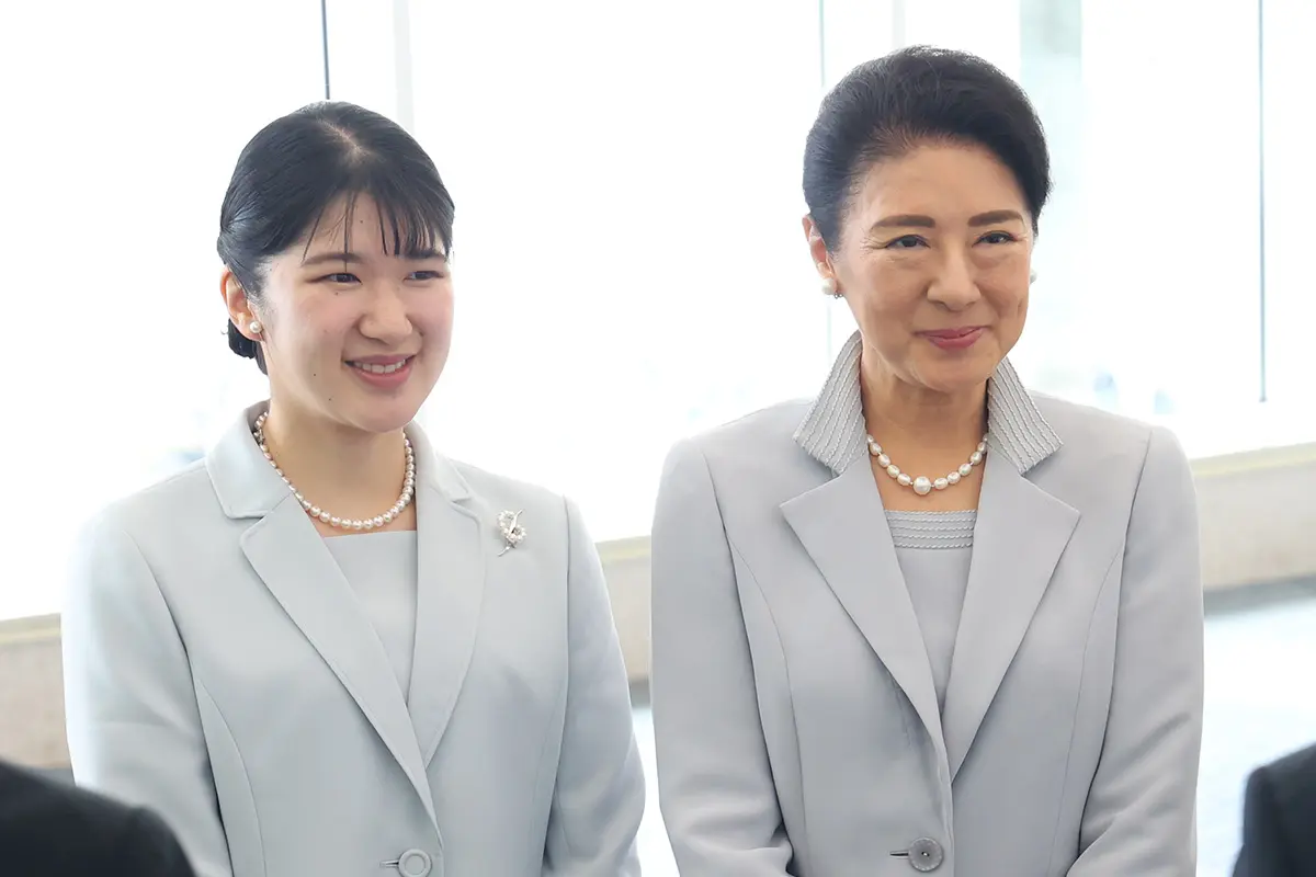 海外コレクター向天皇家雅子皇后様愛子内親王様縦７８X横６７センチ水彩画額装品 画像・写真2枚目】「TPO完璧」「あまりに品が良い」愛子さま 初めての