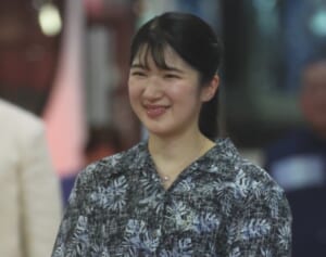 愛子さま　装いに加え、立ち姿までそっくり！沖縄で見せられた「雅子さまからの学び」