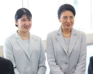 「TPO完璧」「あまりに品が良い」愛子さま　初めての沖縄ご訪問で雅子さまとの“徹底リンクコーデ”に感激の声