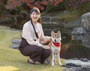 《通学に付き添い、バンダナを手作り…》愛子さま　「妹とも親友とも呼べる存在」愛犬・由莉との16年間