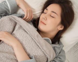 《肩こりが改善》快眠招く枕は「玄関マット」で作れる！医師が教える簡単な作り方