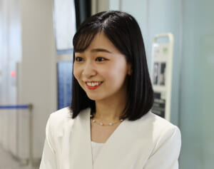 佳子さま　純白パンツスーツでご帰国！過密スケジュールのお疲れ感じさせない“満面の笑顔”