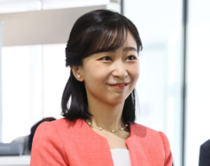 「ご公務の趣旨と違っている」佳子さま　着回しの多さにファッションライターが警鐘…ブラジルにも眞子さんゆずりのアクセサリーをお選び!?︎