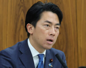 「わざわざ外でやるの？」小泉進次郎農相　農家と“田んぼで座談会”写真にツッコミ続出