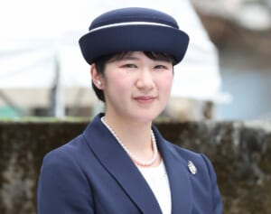《細部に違いが！》愛子さま　雅子さまと「そっくりリンクコーデ」も、パールアクセサリーににじむ“わずかな個性”