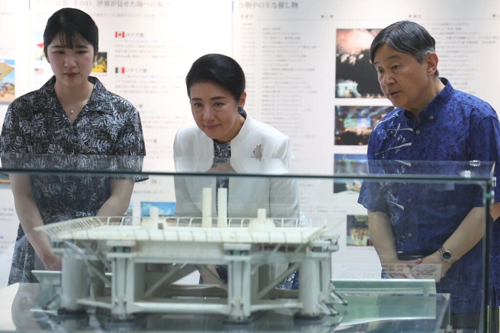 「ふとした拍子にお疲れのご様子を」雅子さま　沖縄ご訪問で目撃された疲労困憊ぶり…陛下からは“特別休暇”が