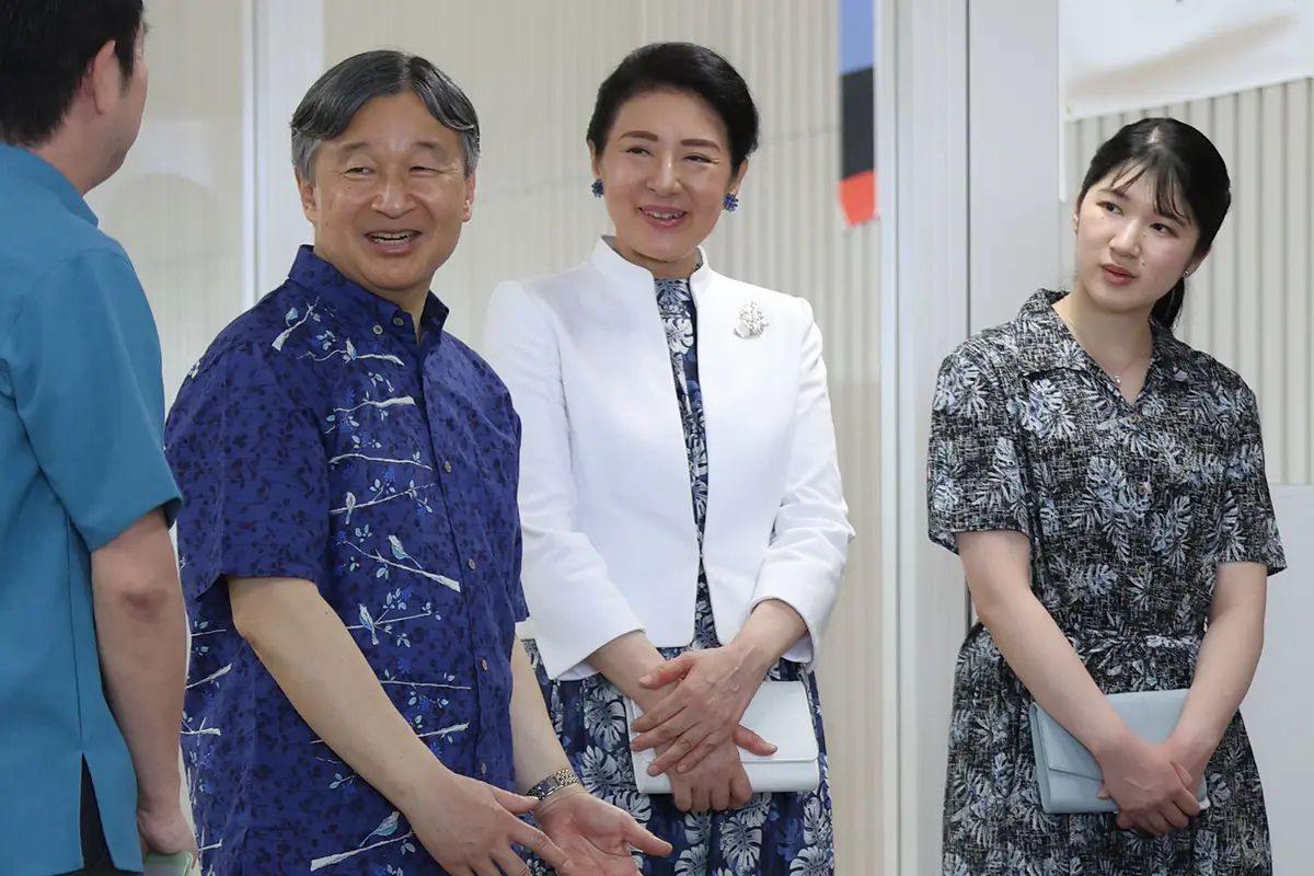 着用当日に完売!?》雅子さま、愛子さまが沖縄でお召しになった