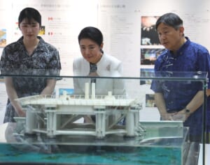 「ふとした拍子にお疲れのご様子を」雅子さま　沖縄ご訪問で目撃された疲労困憊ぶり…陛下からは“特別休暇”が