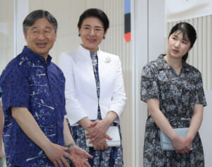 《着用当日に完売!?》雅子さま、愛子さまが沖縄でお召しになった“かりゆし”の「お値段」と「ブランド」