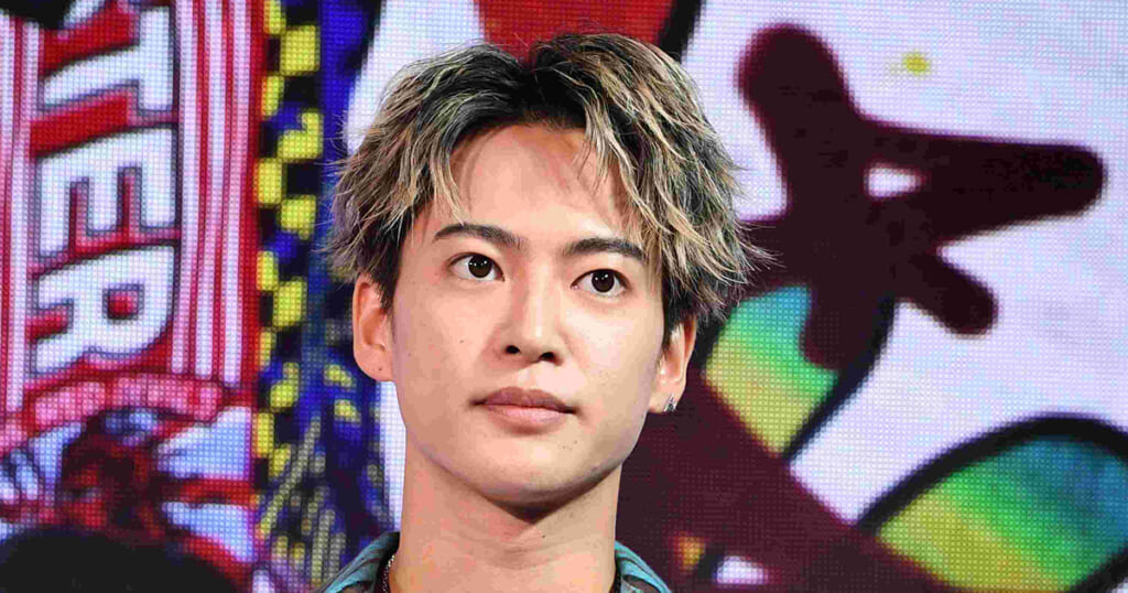 《妻・趣里の話題には動揺も》三山凌輝　“密会”報道の年上共演女優と“タメ口”で見つめ合い…占い番組で見せていた“イチャイチャぶり”が波紋