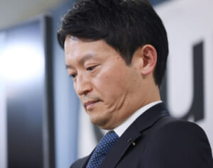 兵庫・斎藤知事　誕生日のプライベートな全身ショットに“不自然”とSNS上で相次ぐツッコミ