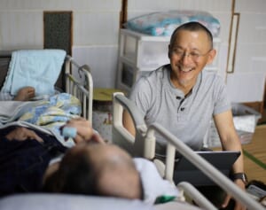 4歳から102歳まで計2千人を自宅で看取った緩和ケア医・萬田緑平さんの信条「僕は“看取り屋”ではなく“生き抜き屋”」