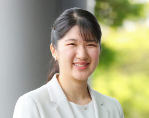 「飲食の場面は透明感を」プロが解説する愛子さまメーク　「オン」「オフ」使い分けの基準とは？