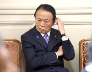 《犬猿の仲》麻生太郎氏　「石破首相の続投許さない」報道…総裁就任時にも見せていた“不機嫌すぎる態度”